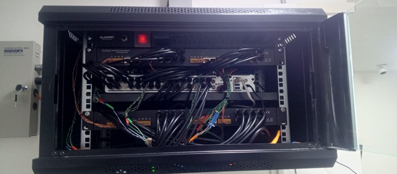 Farmacias PANACEA – Red estructurada, rack, CCTV IP y red Omada