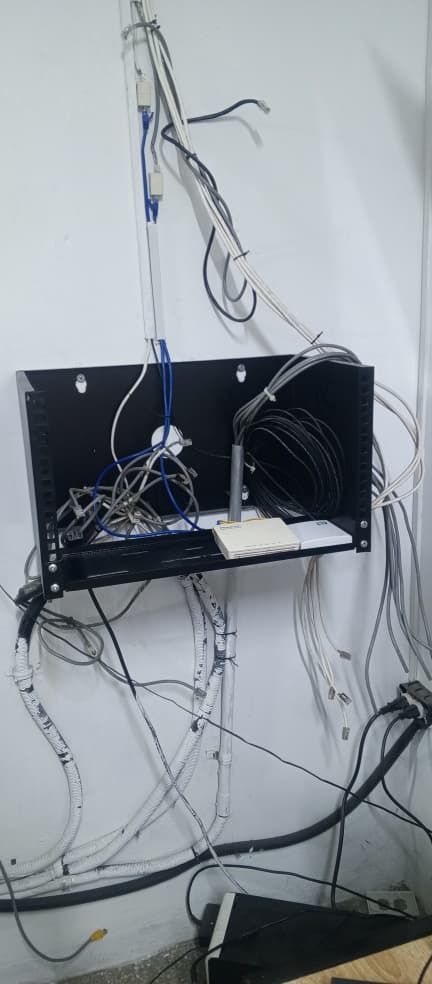 Farmacias PANACEA – Red estructurada, rack, CCTV IP y red Omada