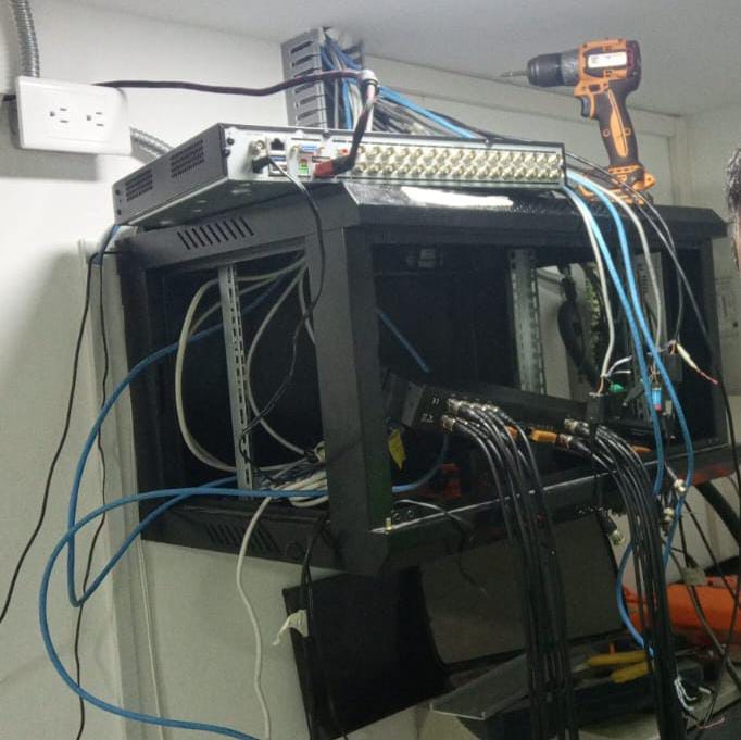 Farmacias PANACEA – Red estructurada, rack, CCTV IP y red Omada