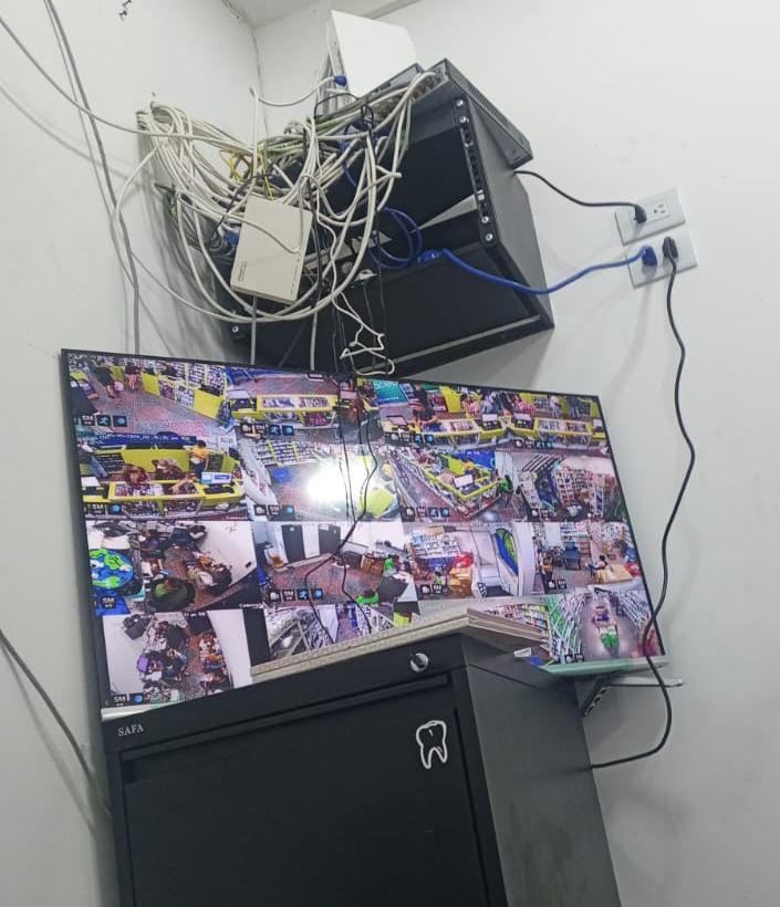 Farmacias PANACEA – Red estructurada, rack, CCTV IP y red Omada