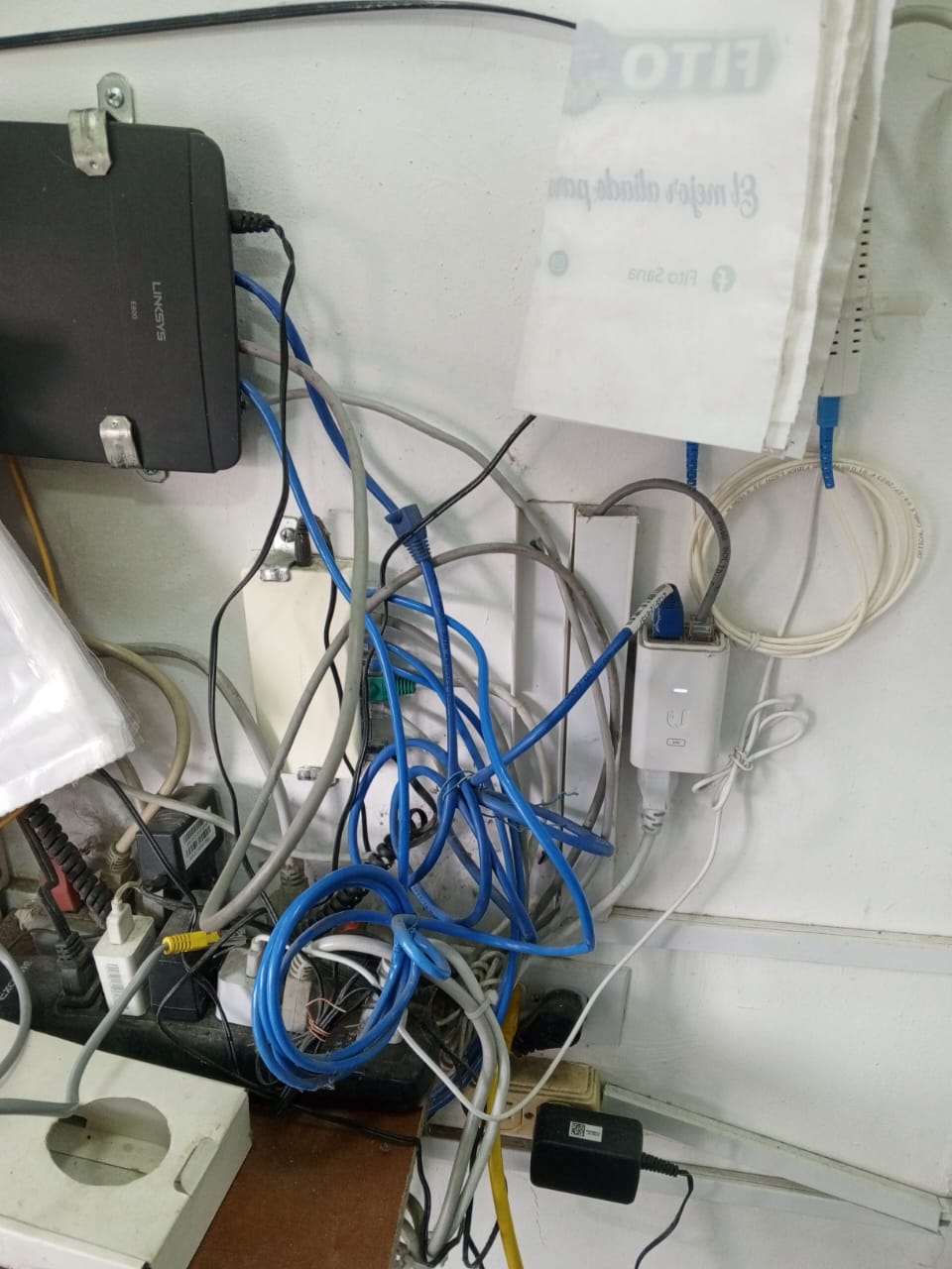 Farmacias PANACEA – Red estructurada, rack, CCTV IP y red Omada