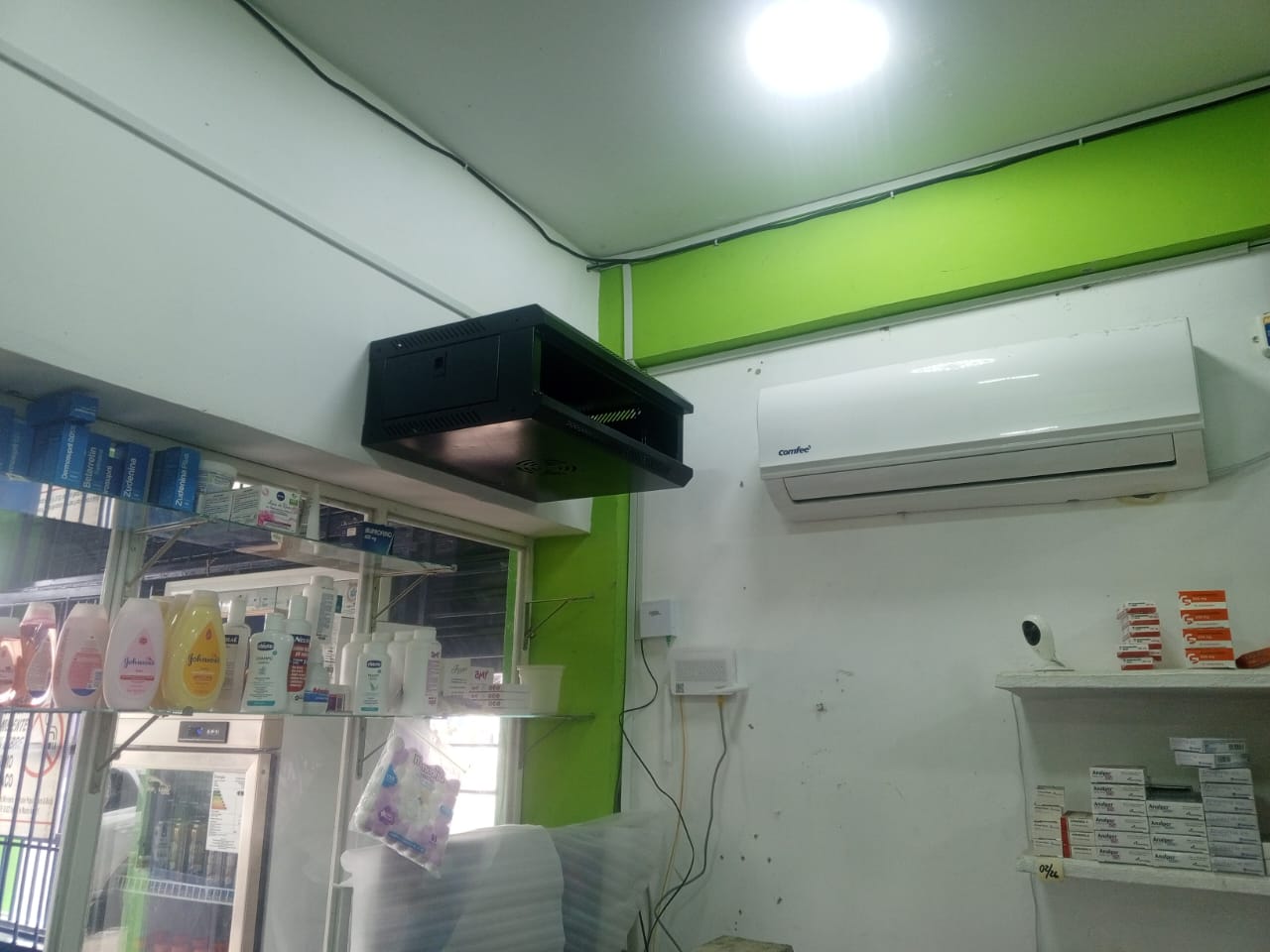 Farmacias PANACEA – Red estructurada, rack, CCTV IP y red Omada
