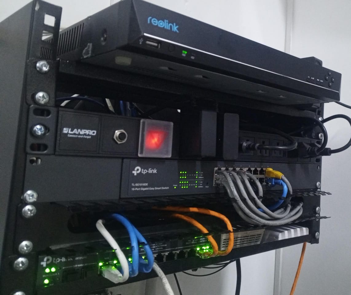 Farmacias PANACEA – Red estructurada, rack, CCTV IP y red Omada