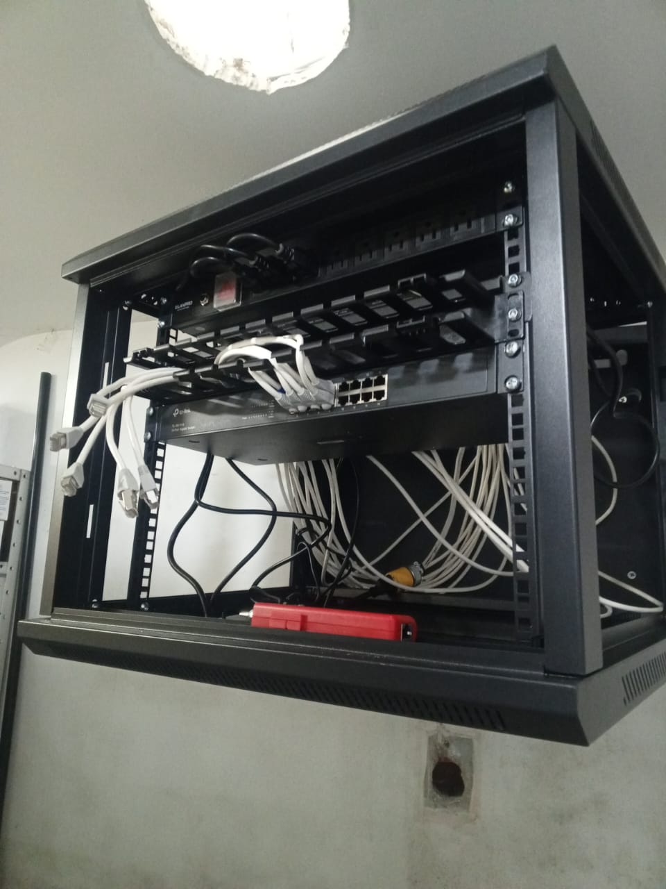 Farmacias PANACEA – Red estructurada, rack, CCTV IP y red Omada